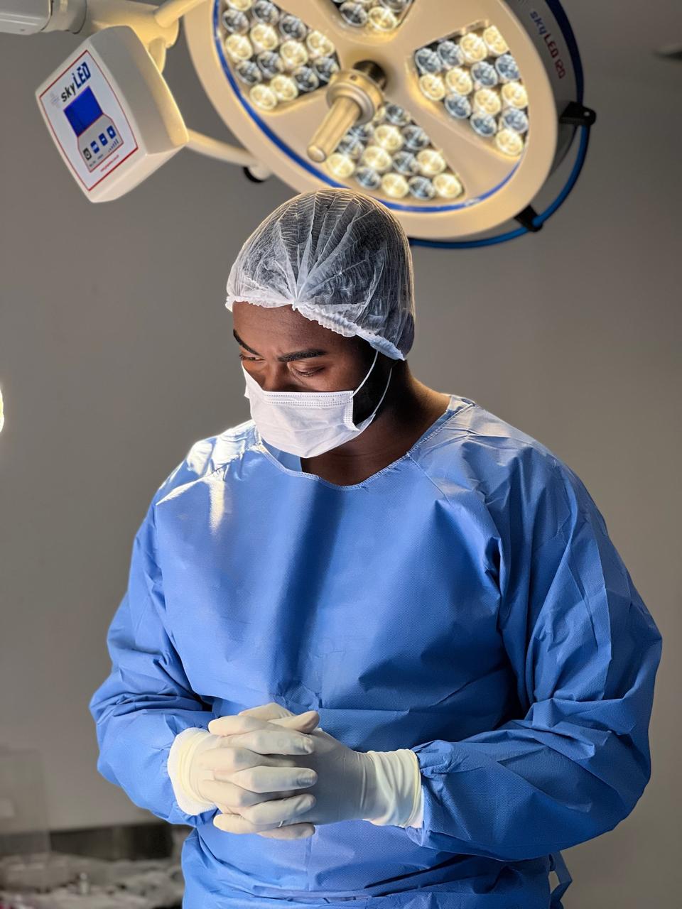 Dr. Caio Dutra em procedimento odontológico